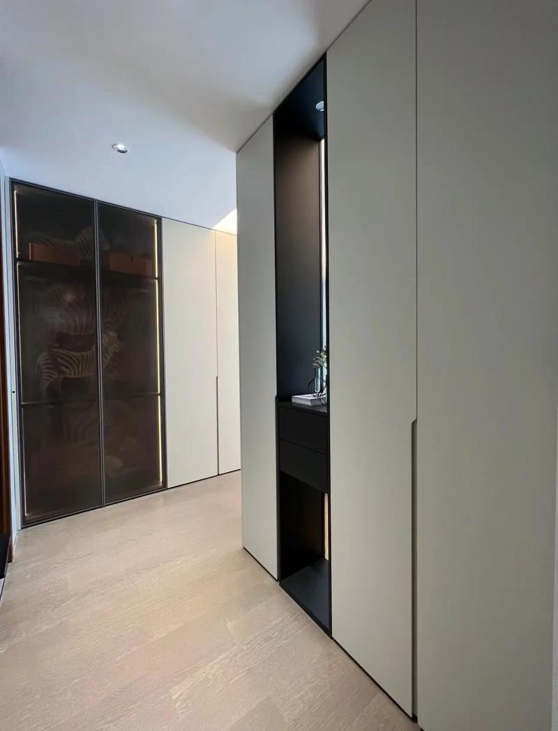 主臥衛(wèi)生間正對床頭.玻璃隔斷床尾衣柜.創(chuàng)新的臥室設計,床頭